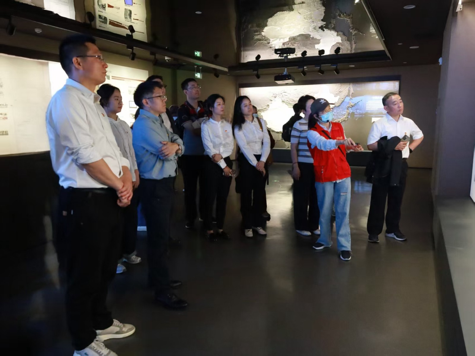 參觀現(xiàn)場(chǎng).jpg