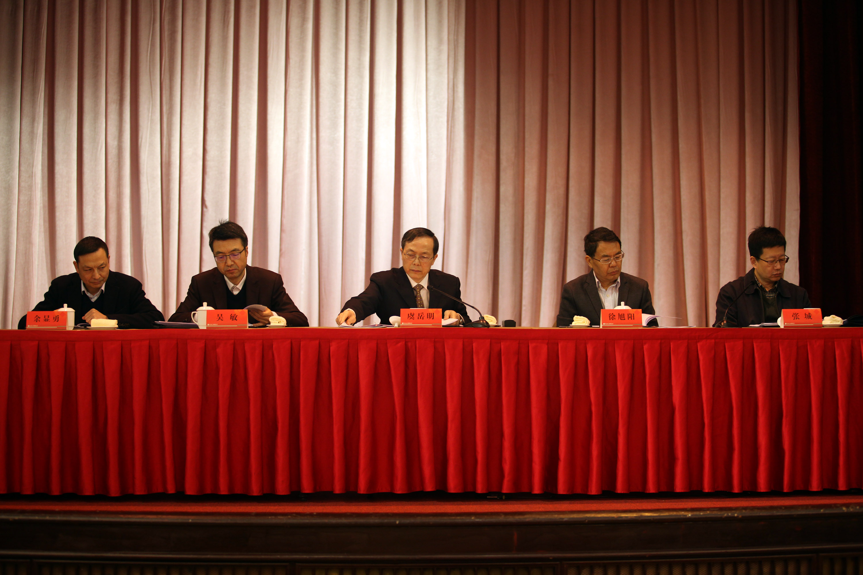 強化紅線意識 促進安全發(fā)展 集團公司表彰2017年度安全生產先進及簽訂2018年度安全生產責任書