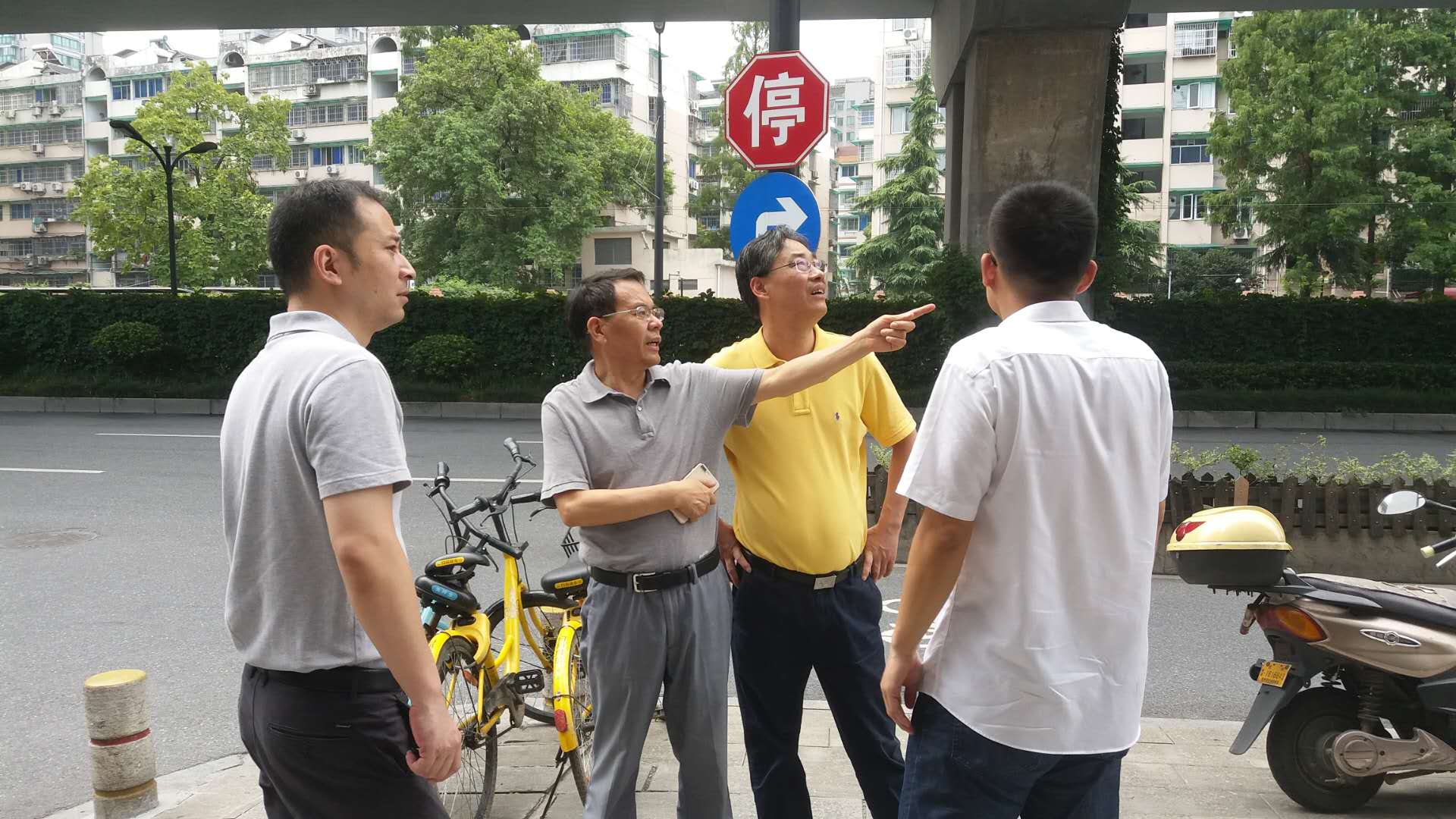 集團(tuán)公司副總經(jīng)理徐旭陽(yáng)赴商業(yè)公司和德清申達(dá)基建施工現(xiàn)場(chǎng)開展安全檢查