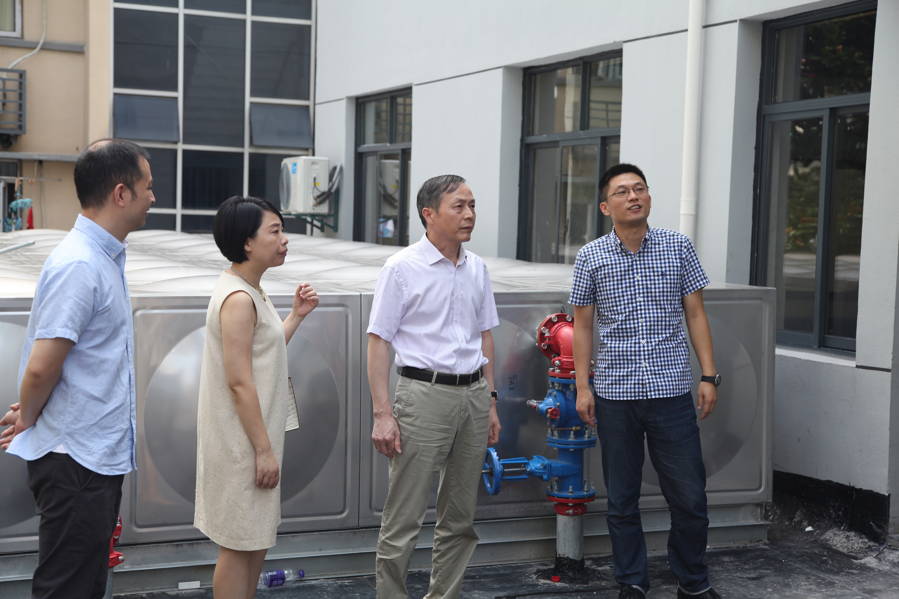 集團(tuán)公司黨委書記總經(jīng)理虞岳明考察青年公寓項(xiàng)目