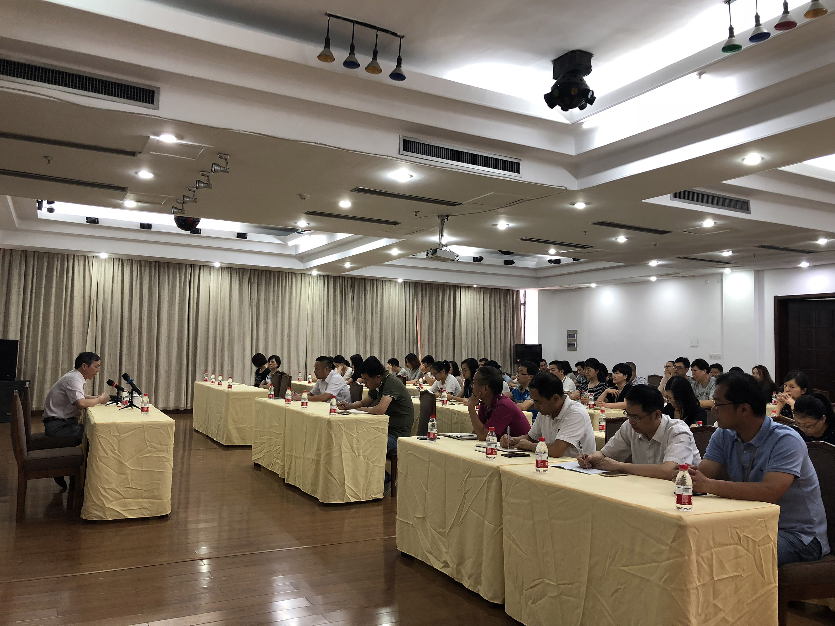 集團(tuán)公司黨委書(shū)記總經(jīng)理虞岳明赴工藝品公司宣講經(jīng)濟(jì)形勢(shì)