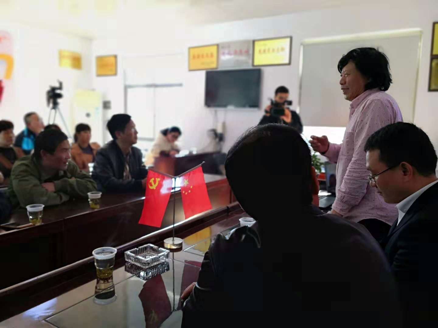 專家入村傳技藝 智力扶貧興產(chǎn)業(yè)