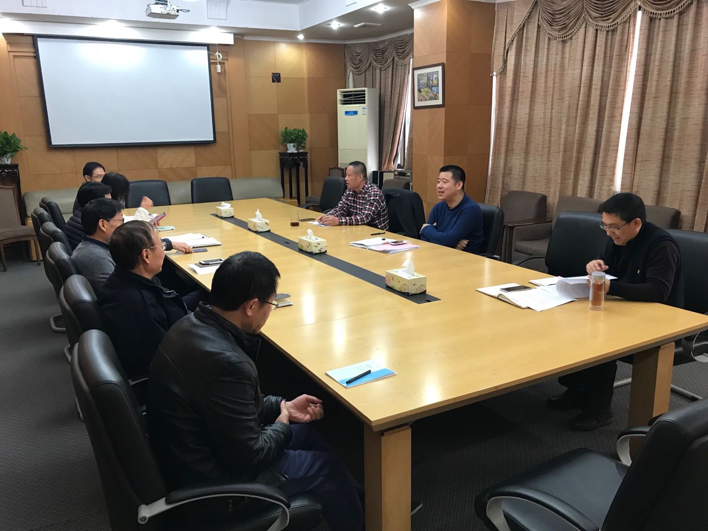 工藝品公司組織新年第一次黨委理論擴大中心組學(xué)習(xí)