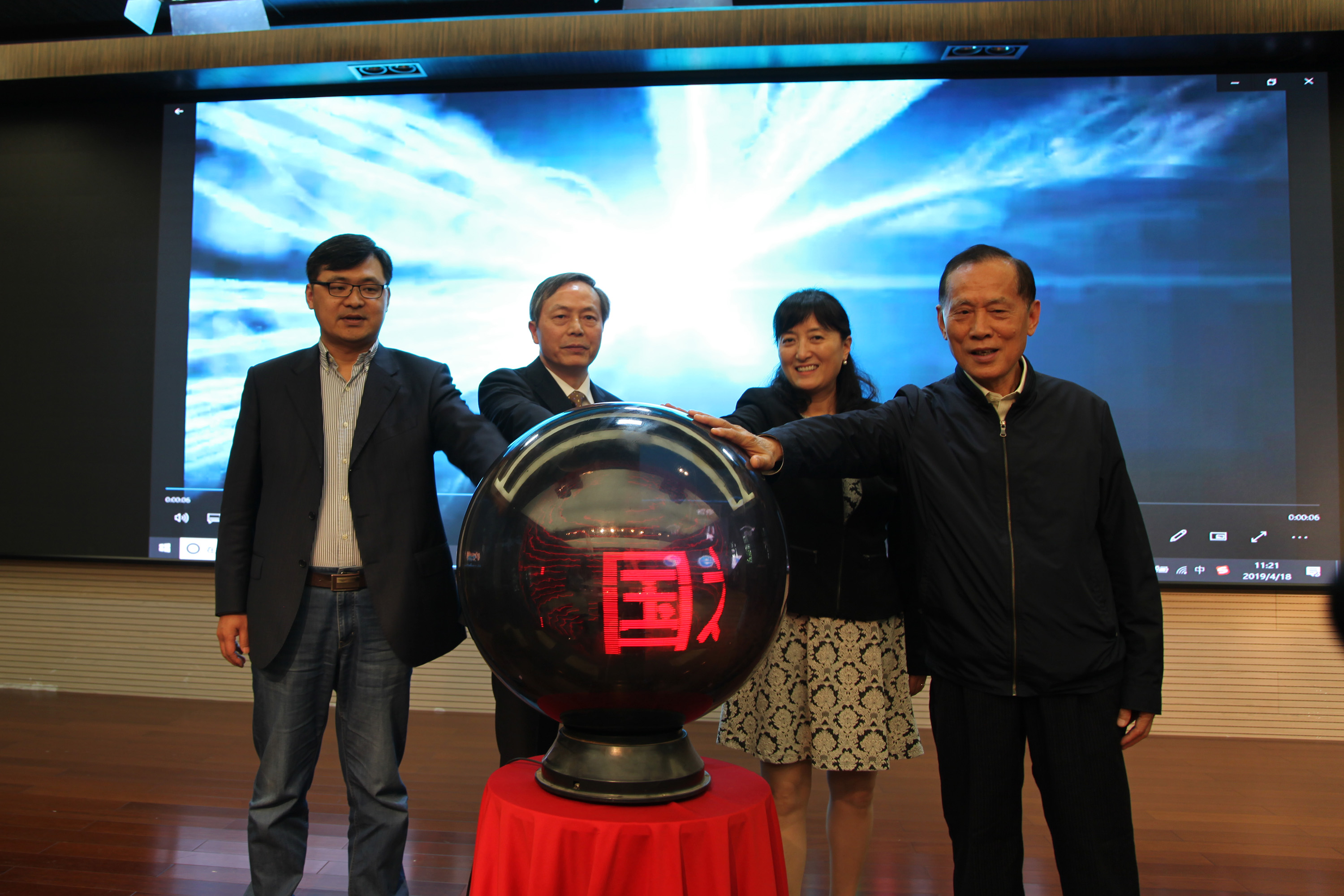 傳承與發(fā)展   數(shù)字與未來 ——“第一屆匠心·匠作工藝美術(shù)成就展”暨《大國工匠》書籍首發(fā)儀式隆重舉行