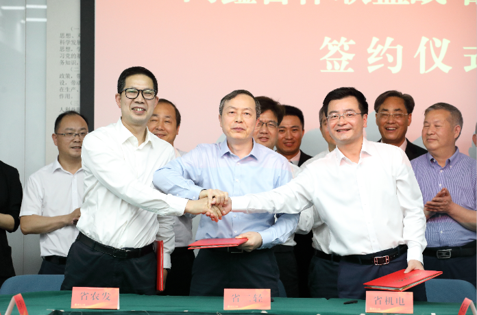 同鑫聯(lián)盟 同心同行 共促發(fā)展——省二輕集團、省農(nóng)發(fā)集團和省機電集團簽訂戰(zhàn)略合作協(xié)議