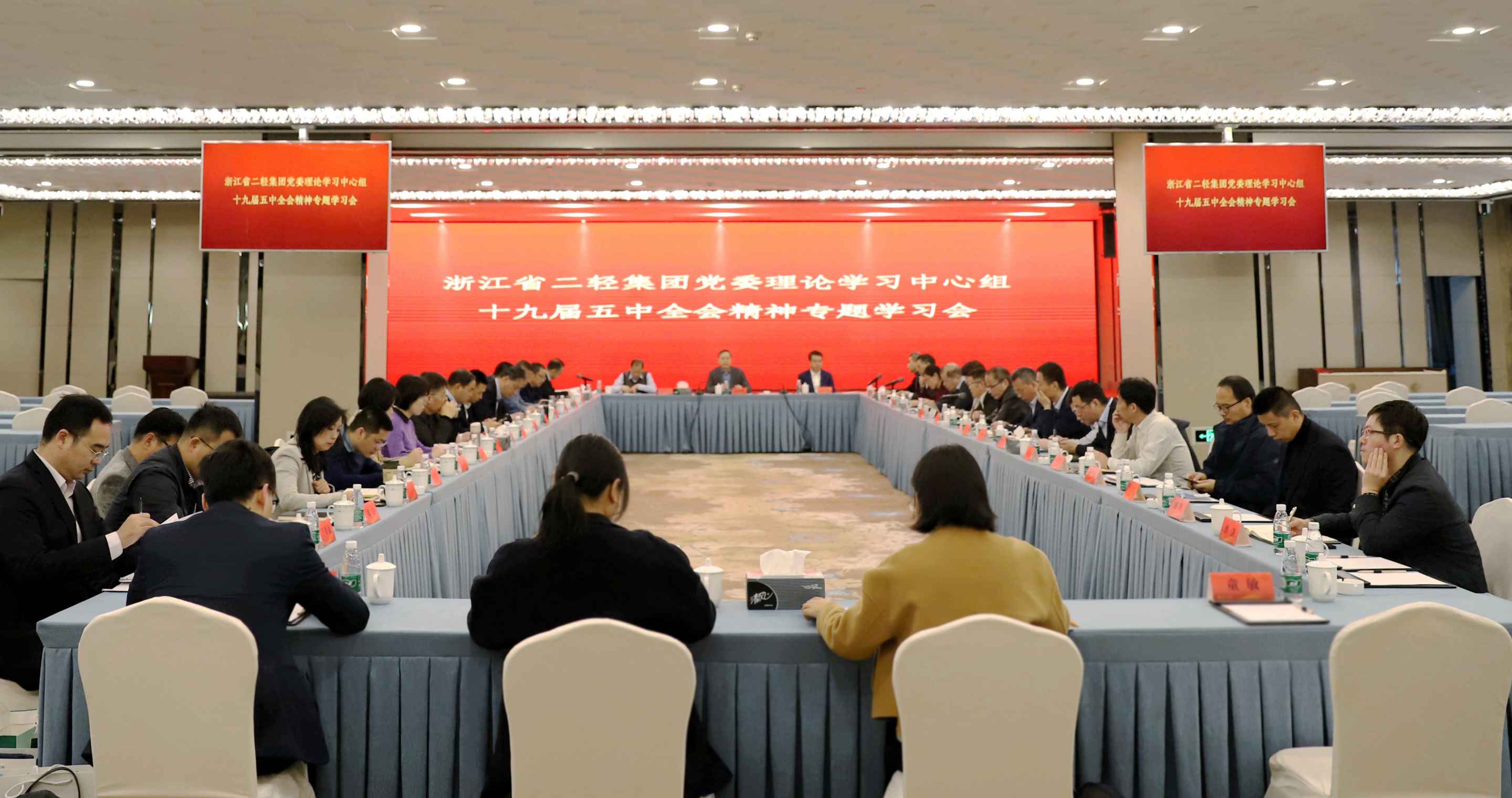 虞岳明在省二輕集團(tuán)黨委理論學(xué)習(xí)中心組十九屆五中全會精神專題學(xué)習(xí)會上強調(diào)：奮斗創(chuàng)造歷史，實干成就未來