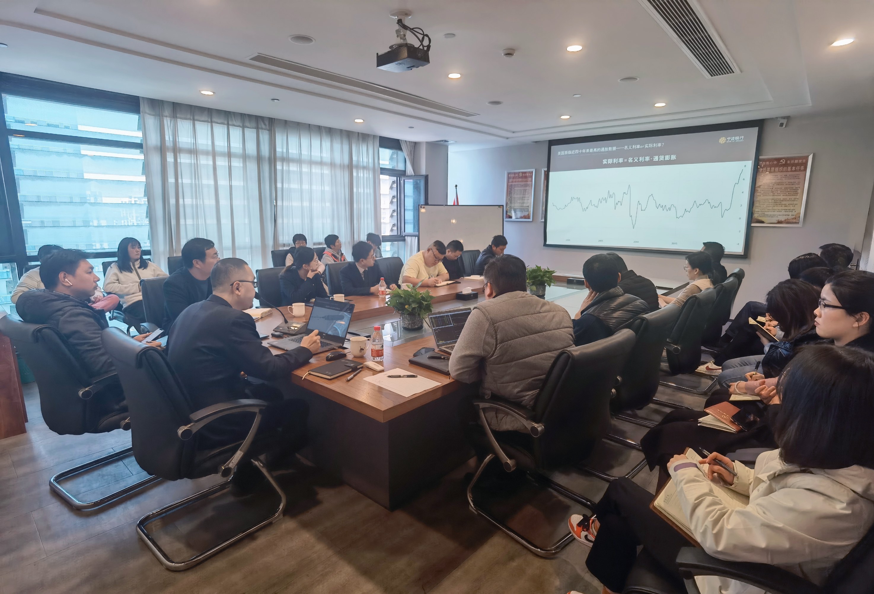 解析匯率走勢(shì) 撥開市場(chǎng)迷霧 皮塑公司舉辦匯率解析講座