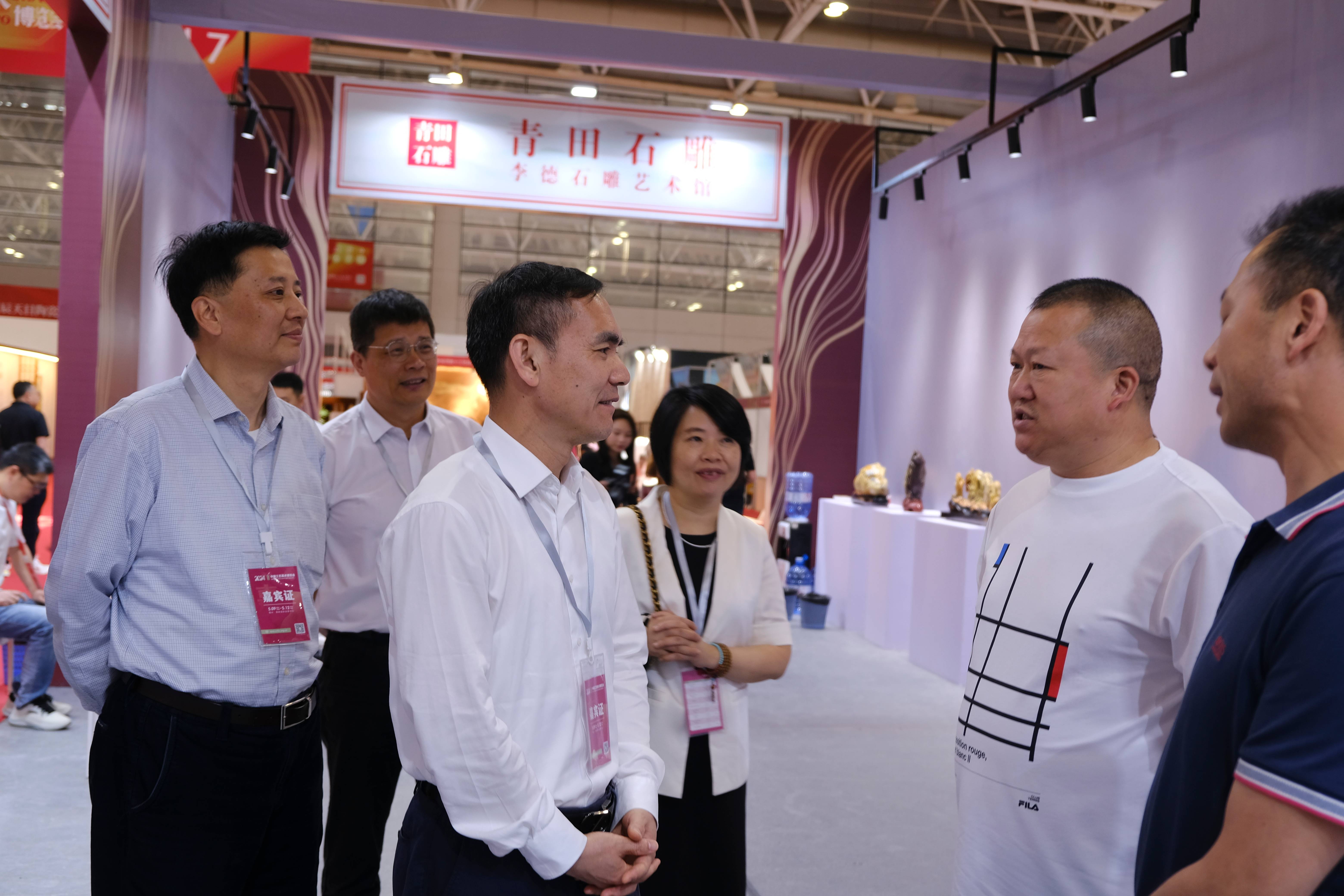 孫哲君一行參加第四屆中國(guó)工藝美術(shù)博覽會(huì)