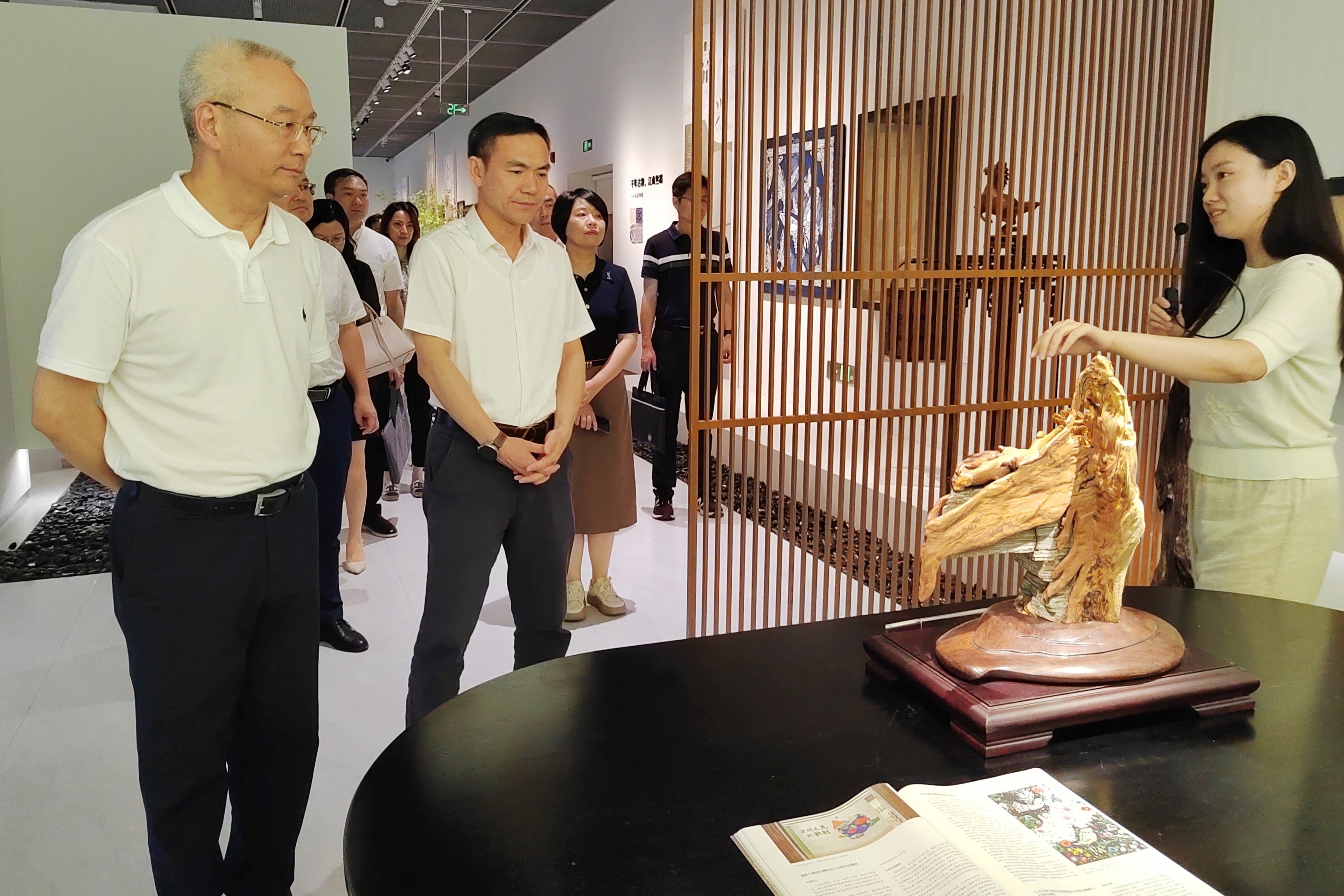 省科協(xié)黨組書記、副主席吳曉東一行到省二輕集團、省工藝美術學會調(diào)研